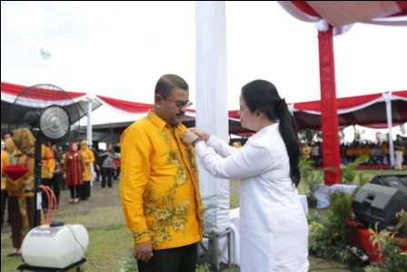 Diserahkan Menteri Puan Maharani, Bupati Karimun Terima Penghargaan Manggala Karya Kencana